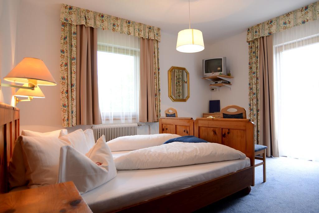 Fruehstueckspension Seerose Weissensee Room photo