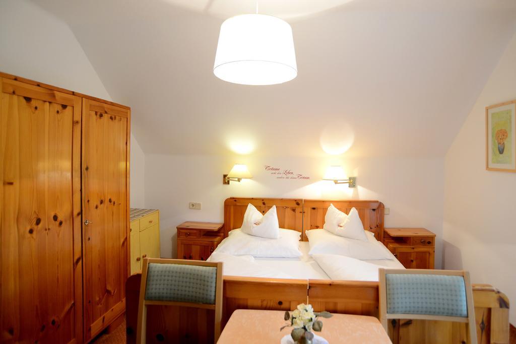 Fruehstueckspension Seerose Weissensee Room photo
